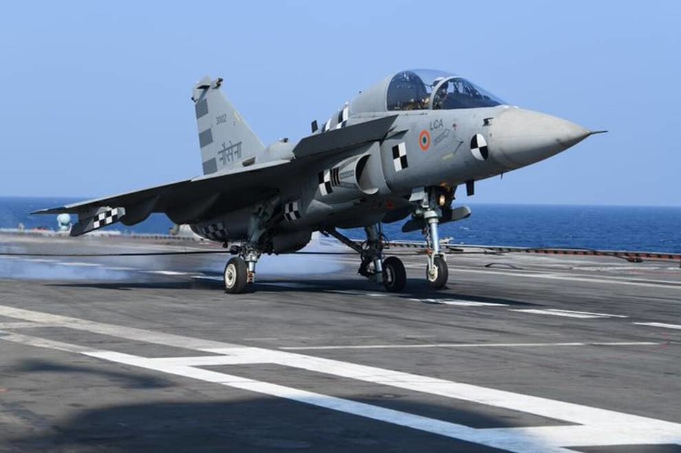 Indian fighter Tejas Navy first landed on an aircraft carrier (Video)