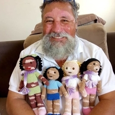 Бразильский пенсионер придумал, как поддерживать детей с редкими заболеваниями (Фото)