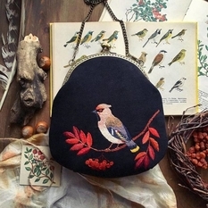 Puszyste wiewiórki i jasna głuszec — hafty na stylowych torebkach wykonane ręcznie przez rzemieślniczkę (Zdjęcie)