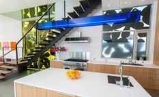 Яркий декор внутри и металлические цветы снаружи — двухэтажный дом-бутик в Лос-Анджелесе