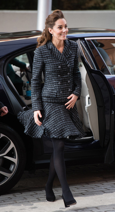 Kate Middleton, odwiedzając szpital dziecięcy, wybrała tweedowy garnitur od Dolce & Gabbana