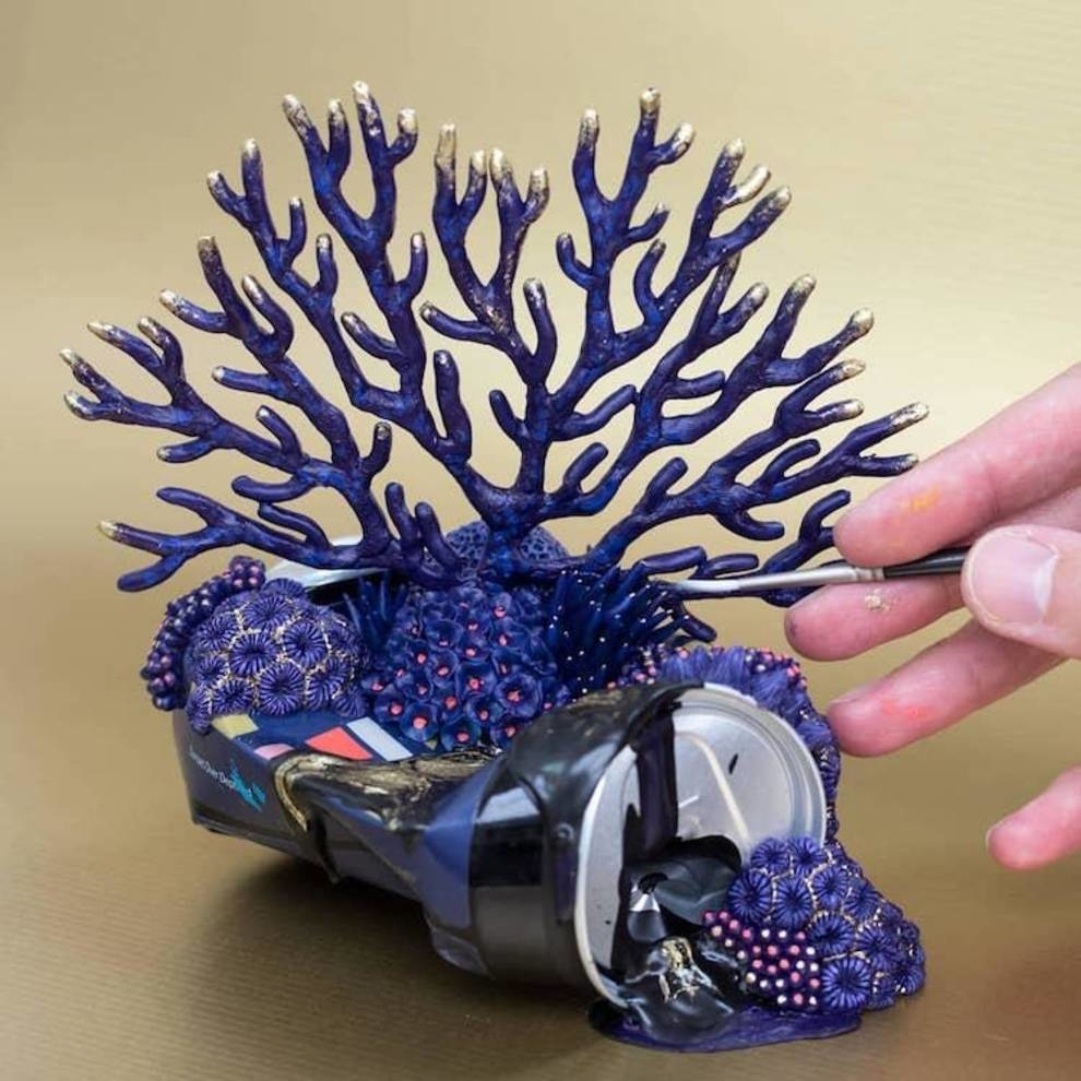 Coral reefs and hibernating bears — artistic recycling of old cans (Photo, Video)