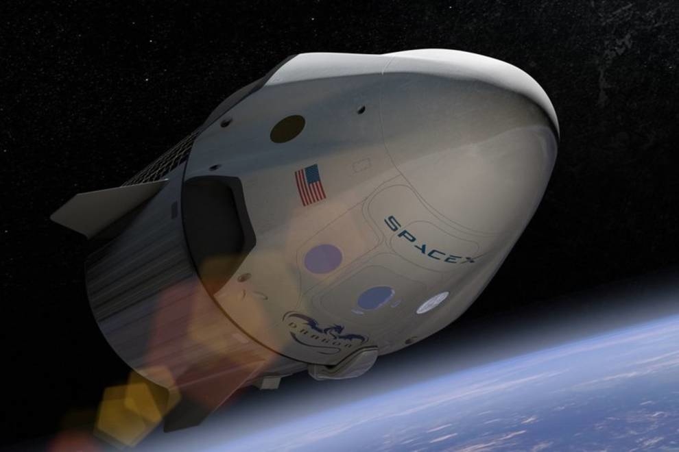 SpaceX будет доставлять туристов на орбиту (Видео)