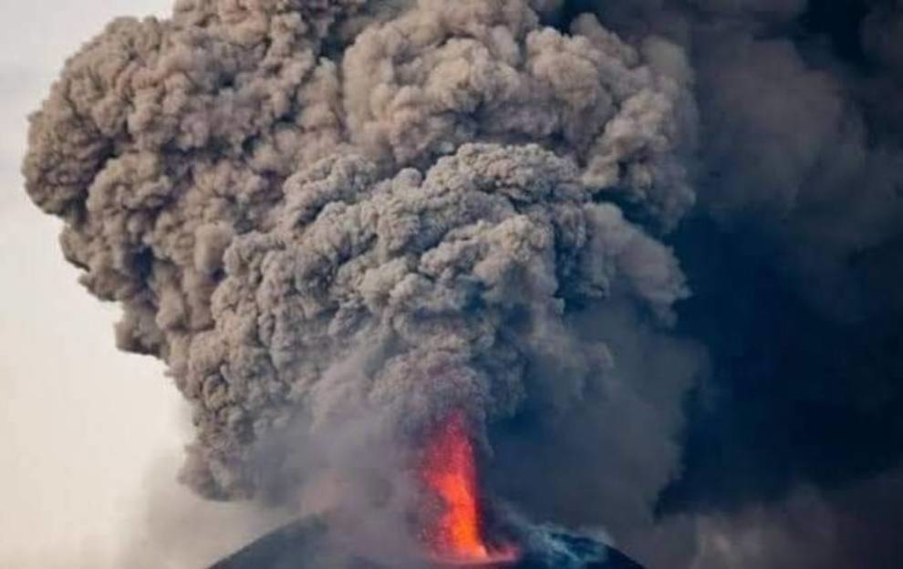 On the island of Java, the eruption of the most active volcano began (Video)