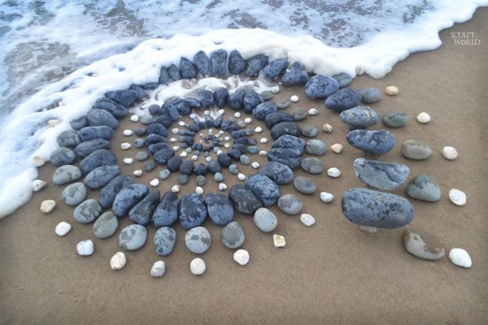 Время собирать камни: художник создает причудливые композиции на морских побережьях (Фото)