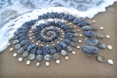 Час збирати каміння: художник створює химерні композиції на морських узбережжях (Фото)