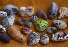 Очаровательное хобби: японка создает на речных камнях рисунки животных и птиц (Фото)