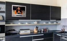 Встроенный телевизор на кухне: что нужно учитывать?