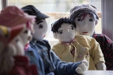 Japoński artysta zaludnił opuszczoną wioskę szmacianymi lalkami na wysokości człowieka (Zdjęcie)