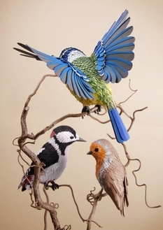 Jasne upierzenie i naturalne kolory — niezwykle realistyczne ptaki wykonane z papieru autorstwa Lisa Lloyd (zdjęcie)