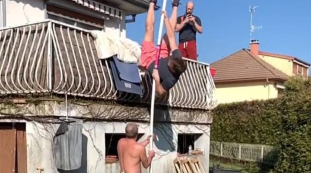 Training for the sake: the famous pole vaulter jumped onto his own balcony