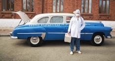 They didn’t even sit behind the wheel — a doctor from the Sverdlovsk Region on a rare “gift” for a car collector