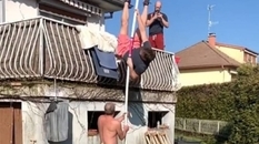 Тренування заради: знаменитий стрибун з жердиною застрибнув на власний балкон
