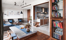 Betonowe podłogi, niebieskie płytki i drewno tekowe — mieszkanie na otwartym planie w Indiach (Zdjęcie)