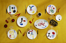 Посуда от Bernardaud с произведениями авангардного художника