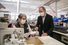 Louis Vuitton почав шити захисні маски