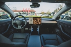 Реакция на знаки дорожного движения и сигналы светофора — обновление автопилота Tesla (Видео)
