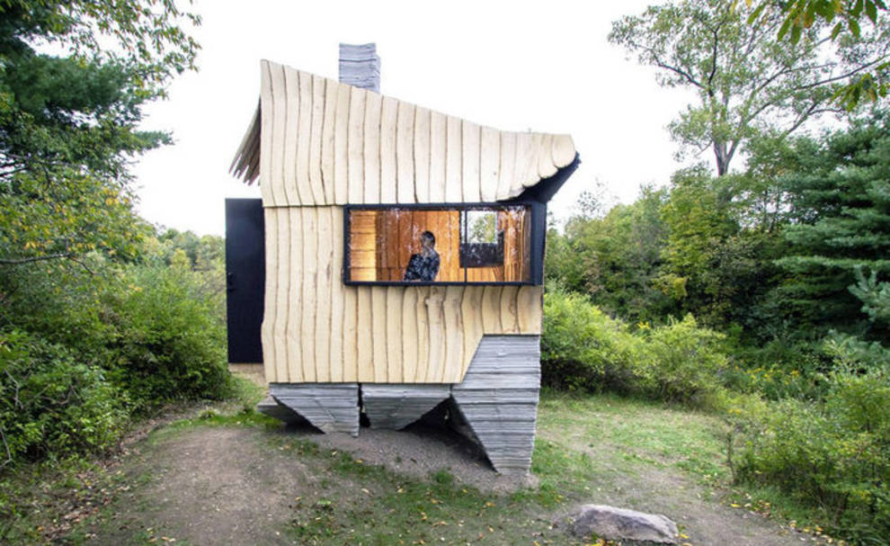 Betonowe szczudła i drewno z odzysku — niewielki, samodzielny dom w Nowym Jorku (Zdjęcie)