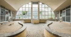 Underground hot spring water and dilapidated bathtubs — abandoned spa resorts in Japan by photographer Janine Pendleton (Photo)