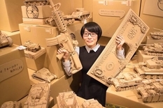 Устрашающее оружие, удобные кроссовки и фантастические корабли — скульптуры из картона художницы из Японии (Фото)