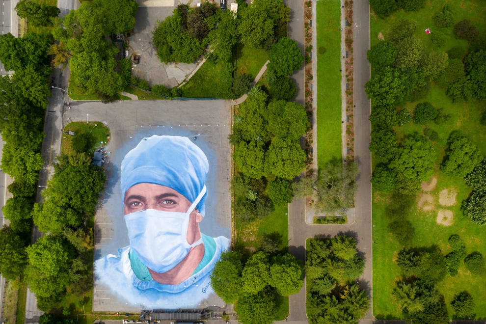 Na parkingu muzeum w Nowym Jorku artysta namalował mural poświęcony lekarzom