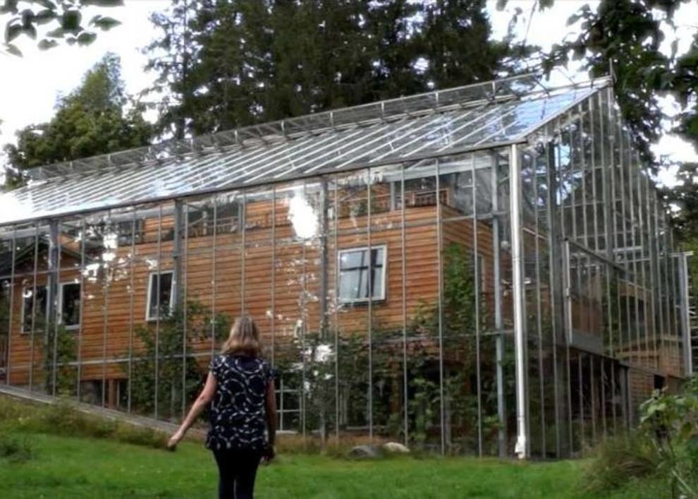 A married couple from Sweden created a greenhouse around their house to warm it (Photo, Video)