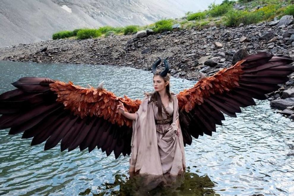 Like Maleficent: a girl created moving wings, like a movie sorceress (Photo)