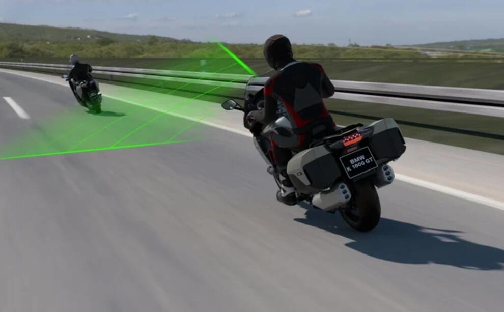 BMW навчить свої мотоцикли контролювати швидкість і дистанцію (Відео)