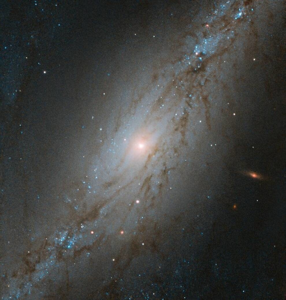Hubble shot a runaway galaxy