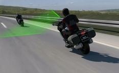 BMW научит свои мотоциклы контролировать скорость и дистанцию (Видео)