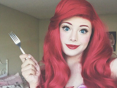 The guy skillfully puts on makeup in the style of Disney princesses (Photo)