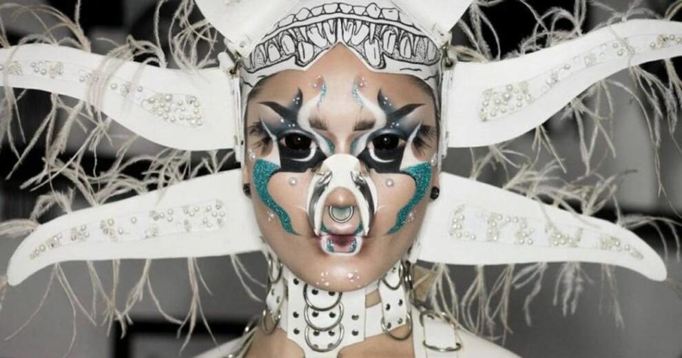 Берлинская художница с помощью макияжа превращается в инопланетянку (Фото)