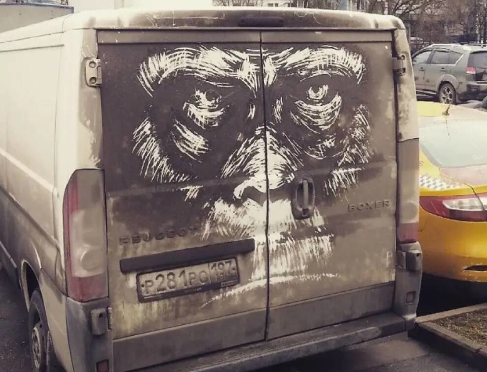 Его ненавидят все владельцы автомоек: художник из Москвы рисует на грязных машинах (Фото)