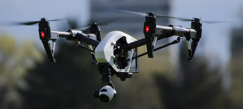 Dronami można teraz sterować za pomocą projekcji holograficznych (Wideo)