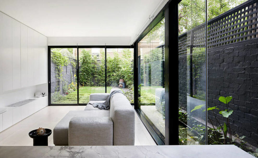 White interior and black facade - 1990s townhouse in Melbourne (Photo)