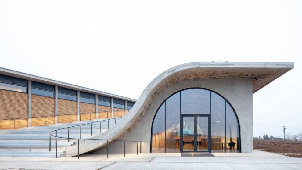 Архитектурное бюро из Чехии спроектировало винодельню с театром на крыше (Фото)