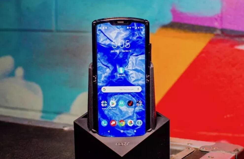 Motorola представит новую версию своей легендарной «раскладушки» (Видео)