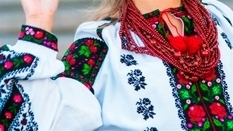 Demi Moore, Claudia Schiffer i Catherine Zeta-Jones — gwiazdy Hollywood w ukraińskich haftowanych koszulach