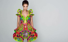 Projektanci tworzą kryształową sukienkę Swarovskiego, która przypomina powiększone piksele 3D (Zdjęcie)
