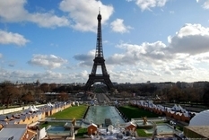 Парижане показали, как выглядит их город с Эйфелевой башни (Фото)