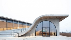 Czeskie biuro architektoniczne zaprojektowało winiarnię z teatrem na dachu (Zdjęcie)
