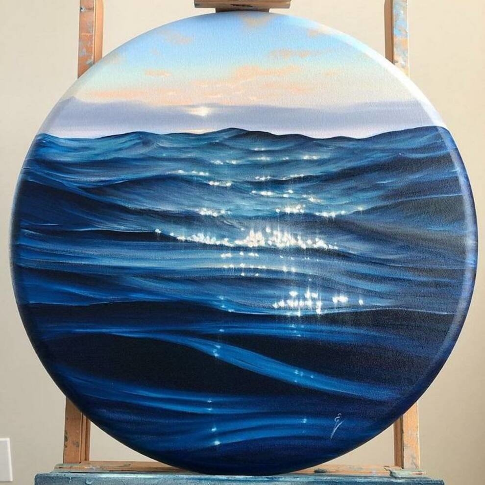Raging waves and barely noticeable ripples - the sea on the rounded landscapes of Eva Wolf (Photo)