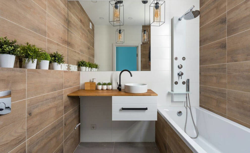 Функциональная и красивая — дизайнеры о маленькой ванной комнате