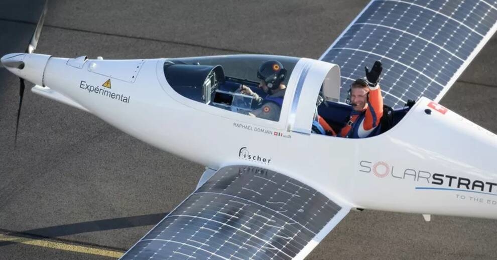 «Сонячний» стрибок: швейцарець протестував електричний літак за допомогою парашута (Відео)