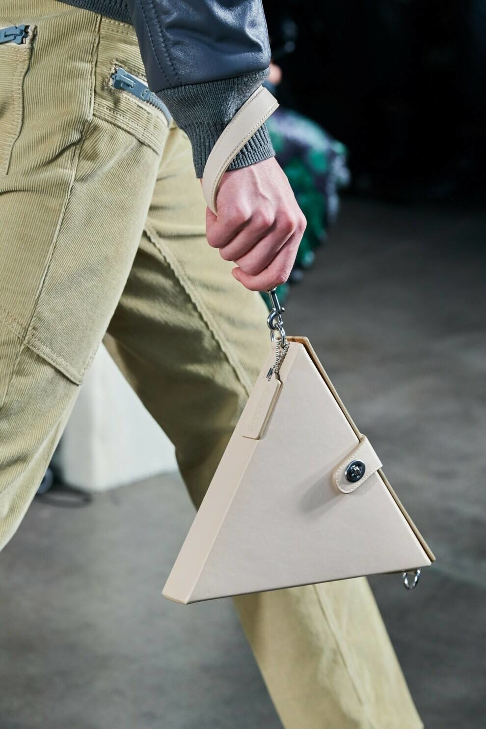 Круги, треугольники, квадраты — геометрические сумки в осенних коллекциях дизайнеров