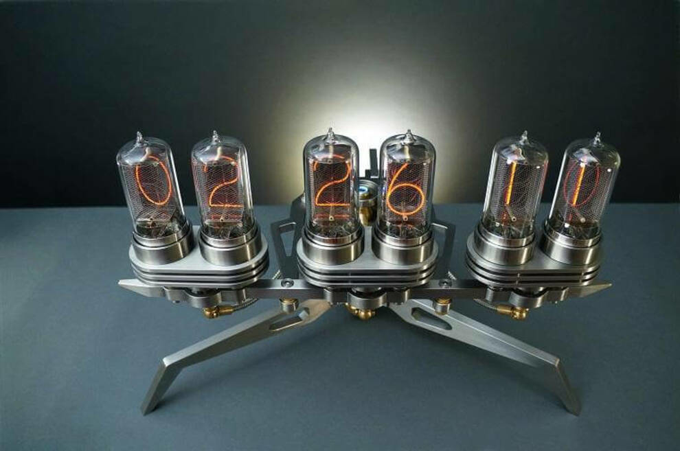 Стімпанк-дизайнер з Німеччини презентував годинник зі скляними трубками і неоновим газом (Фото)