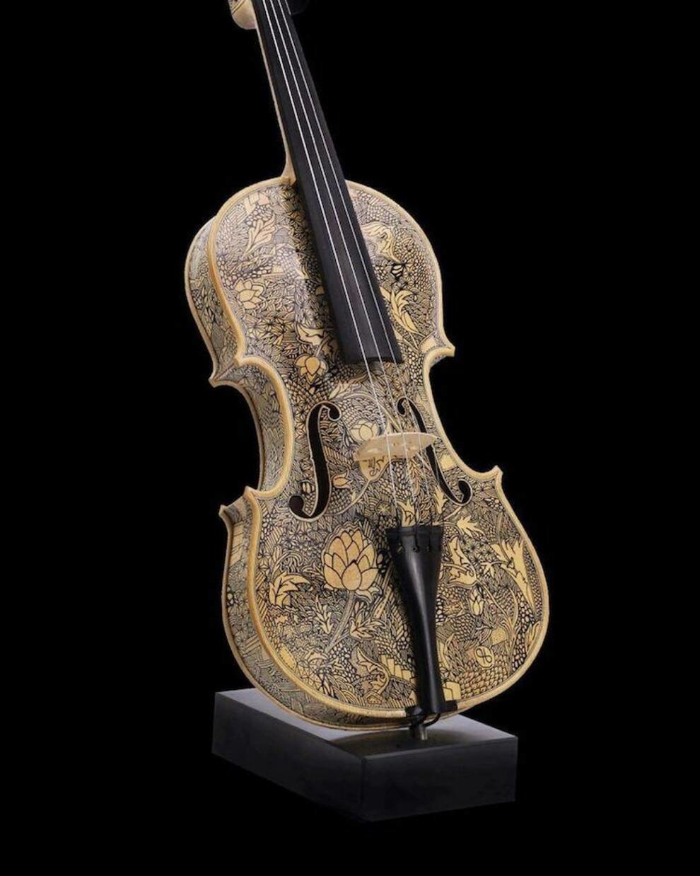 Italian master paints stringed musical instruments with ink (Photo, Video)