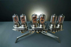 Стимпанк-дизайнер из Германии презентовал часы со стеклянными трубками и неоновым газом (Фото)