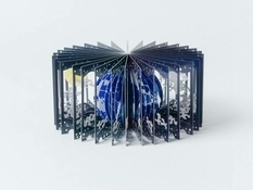 Токийский художник-иллюстратор показал трехмерную книгу о Земле и Луне (Фото)