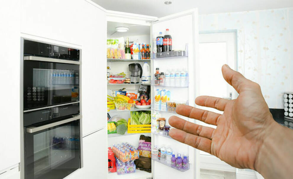 Oven next to the refrigerator: have the experts explained how much space should be between them?